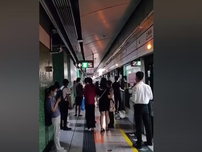 深圳地鐵一度大停電 站內漆黑 手機訊號全無