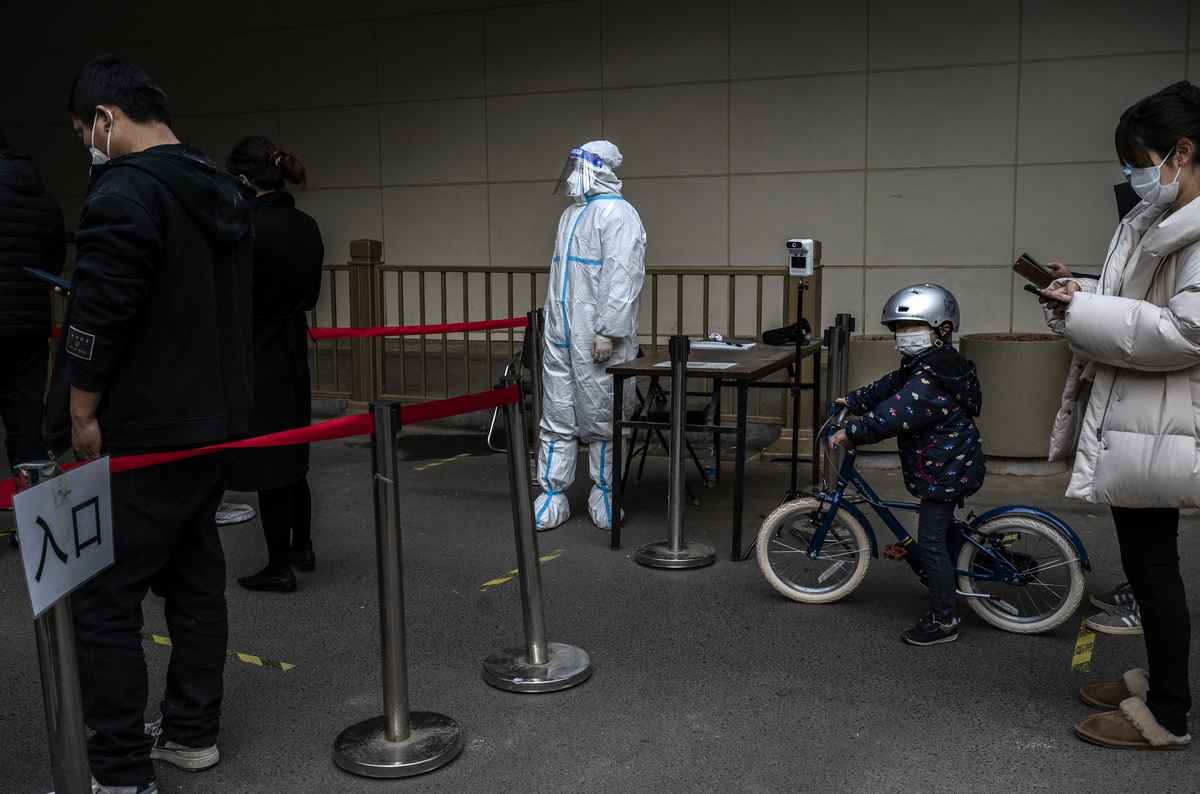 2022年11月25日，在中國北京，人們仍在排隊等候核酸檢測。為了抑制不斷上升的病例，北京已關閉了大多數商店和餐館的堂吃，將學校改為在線學習，並要求人們在家工作。（Kevin Frayer/Getty Images）