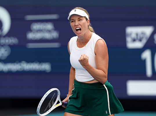 2024年3月31日,WTA1000邁阿密網球賽女單決賽中,美國本土「黑馬」柯林斯(Danielle Collins)以7:5/6:3擊敗哈薩克斯坦名將賴芭堅娜奪得冠軍。圖為柯林斯在比賽中的瞬間。(Elsa/Getty Images)