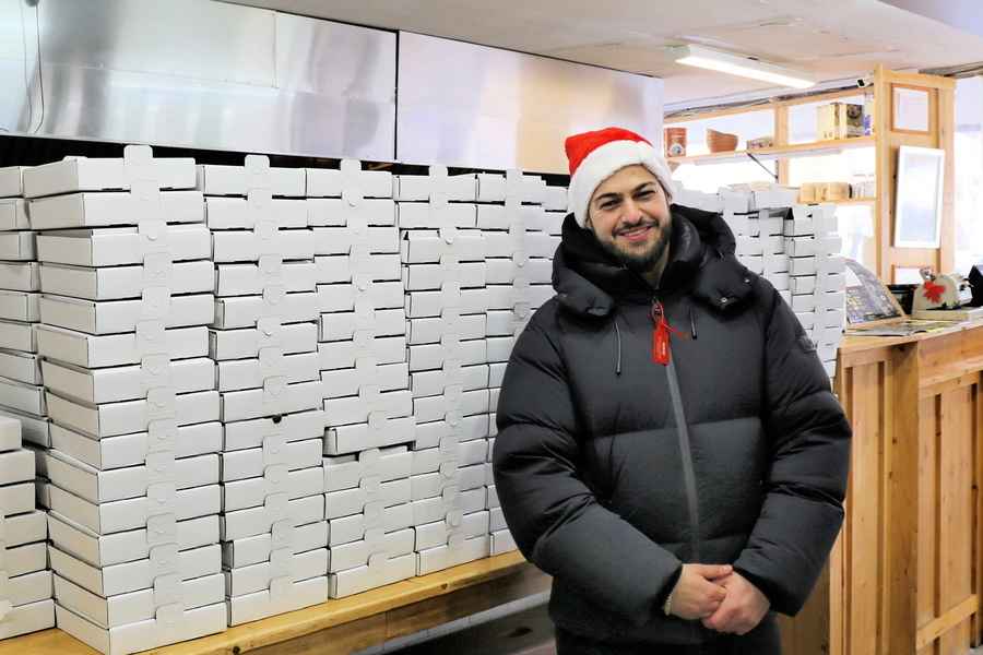 普天同慶｜聖誕節回報社區 餐館老闆免費送千份Pizza