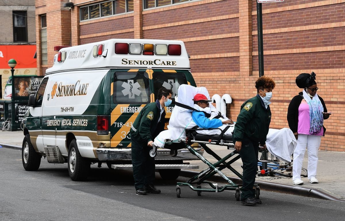 2020年4月2日的疫情期間，美國一個養老院用急救車往醫院送病人。（ANGELA WEISS/AFP via Getty Images）