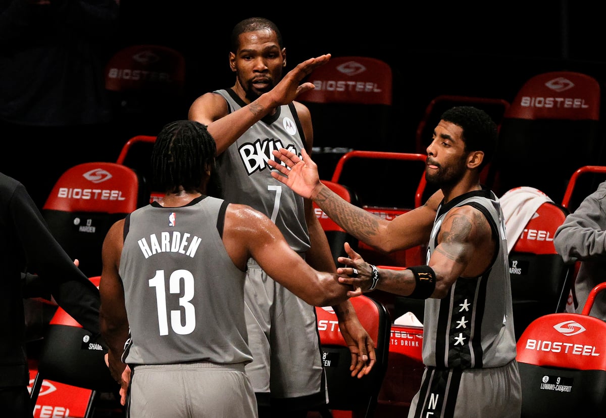 NBA布魯克林籃網隊的「三巨頭」：杜蘭特（中）、哈登和歐文（右）。（Sarah Stier/Getty Images）