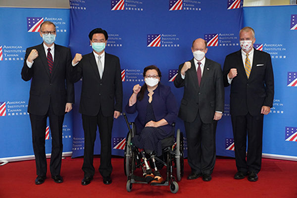 美國聯邦參議員蘇利文(Daniel Scott Sullivan)(右起)、昆斯(Christopher Andrew Coons)、達克沃絲(Ladda Tammy Duckworth)6日上午乘專機來台訪 問,與外交部長吳釗燮(左2)、AIT處長酈英傑(左)在松山空軍指揮部召開記者會,宣佈將捐贈台灣75萬劑疫苗。(中央社)