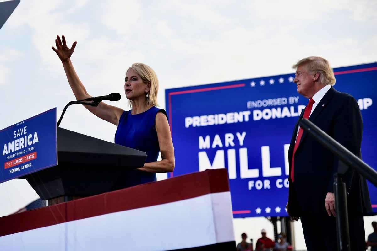 2022年6月25日，美國前總統特朗普在伊利諾伊州門登舉行的拯救美國集會上，國會眾議員Mary Miller獲得特朗普背書後發表講話。（Michael B. Thomas/Getty Images）