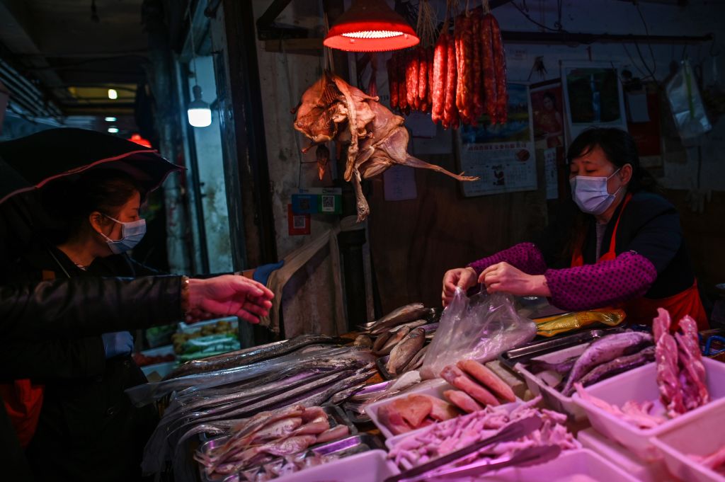 4月17日，武漢街頭一個賣肉的攤位。（HECTOR RETAMAL/AFP via Getty Images）