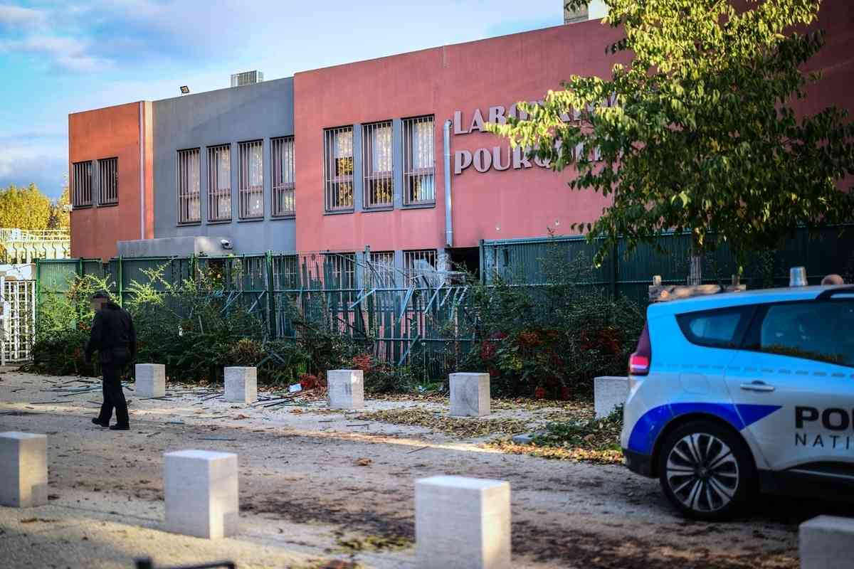 2025年10月30日,法國里昂一家黃金精鍊實驗室遭搶,法國特警反犯罪研究與干預旅(BRI)成員在案發現場展開調查。(Olivier Chassignole/AFP via Getty Images)