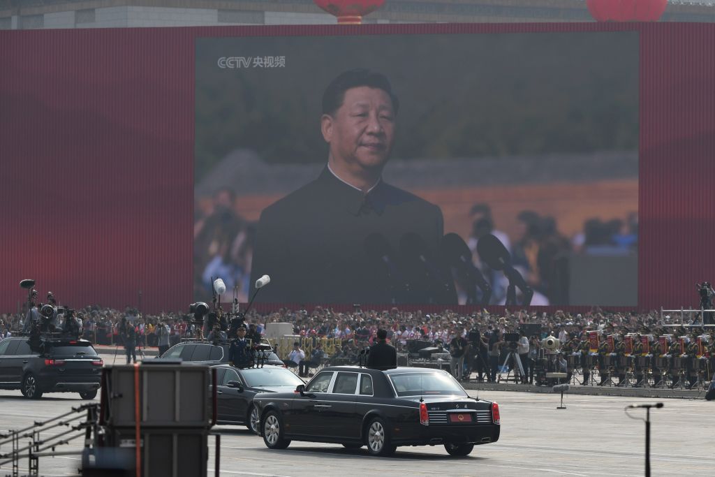 2019年10月1日，習近平在北京天安門廣場乘車開始閱兵。（Greg Baker/AFP via Getty Images）