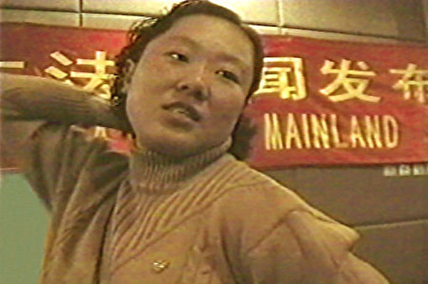 丁延在1999年10月28日北京新聞發佈會上，向記者描述警察用背銬的酷刑折磨學員。（明慧網）