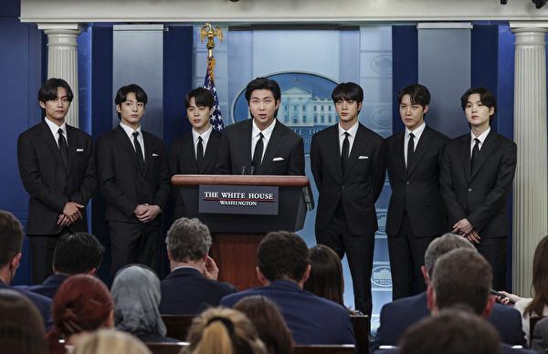 南韓人氣男團防彈少年團（BTS）於亞裔美國人和太平洋島民傳統月最後一天（5月31日）於白宮記者會中發言，談論反亞裔仇恨犯罪與歧視議題。（Kevin Dietsch/Getty Images）