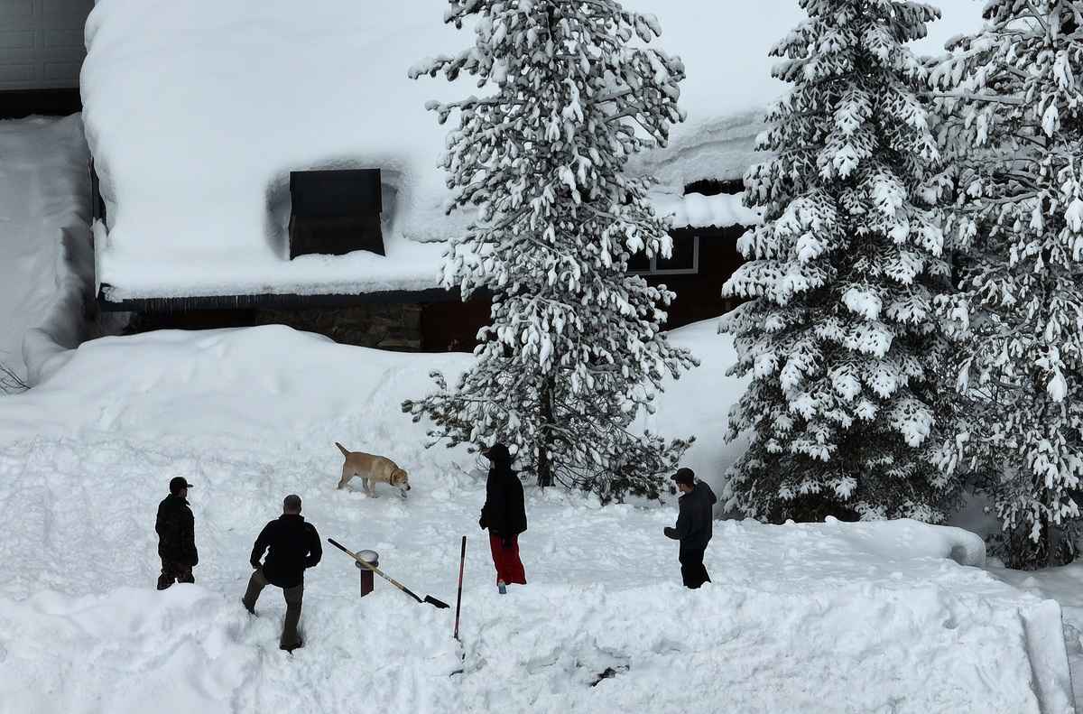 2023年3月21日，美國加州南太浩湖（South Lake Tahoe），居民站在遭積雪覆蓋的屋頂上。（Justin Sullivan/Getty Images）
