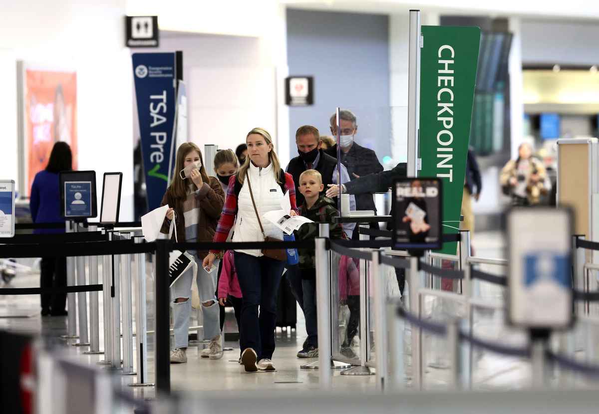 2022年4月19日，三藩市國際機場的旅客。（Justin Sullivan/Getty Images）