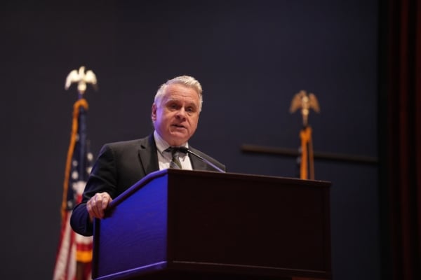 2025年7月17日下午,美國資深國會議員克里斯·史密斯(Chris Smith)在國會山舉行的一場抵制中共跨國鎮壓的論壇活動上。(Samira Bouaou/英文大紀元)