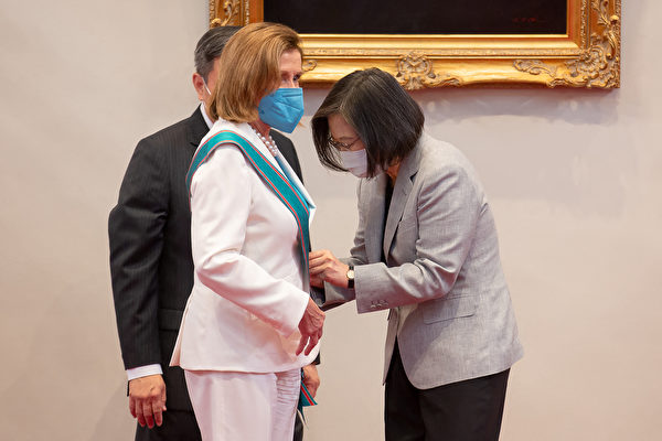 2022年8月3日，台灣，美國眾議院議長佩洛西（Nancy Pelosi，中）接受台灣總統蔡英文頒發「特種大綬卿雲勳章」。（Handout/Taiwan Presidential Office/AFP）