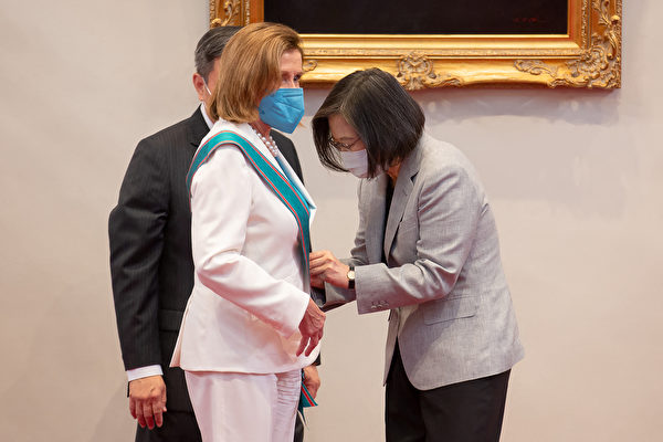 2022年8月3日,台灣,美國眾議院議長佩洛西(Nancy Pelosi,中)接受台灣總統蔡英文頒發「特種大綬卿雲勳章」。(Handout/Taiwan Presidential Office/AFP)