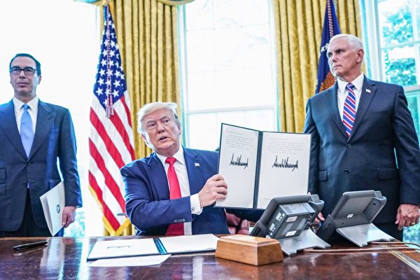 6月24日，美國總統特朗普簽署了行政令，對伊朗最高領導人進行嚴厲制裁。 （MANDEL NGAN/AFP/Getty Images）