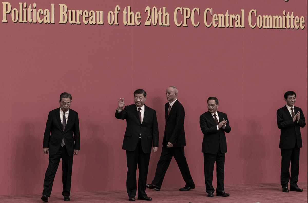 2022年10月23日，中國北京人民大會堂，新一屆中共政治局常委、總書記兼中共國家主席習近平（左二）、趙樂際（左）、蔡奇（左三）、李強（右二）和王滬寧（右）在與中外記者的新聞發布會上走到台上合照。（Kevin Frayer/Getty Images）