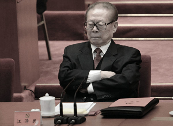 2012年11月14日，江澤民在中共十八大上。江澤民做了10年的「太上皇」，還試圖影響下一任的習近平。（Chai Hin/AFP via Getty Images）