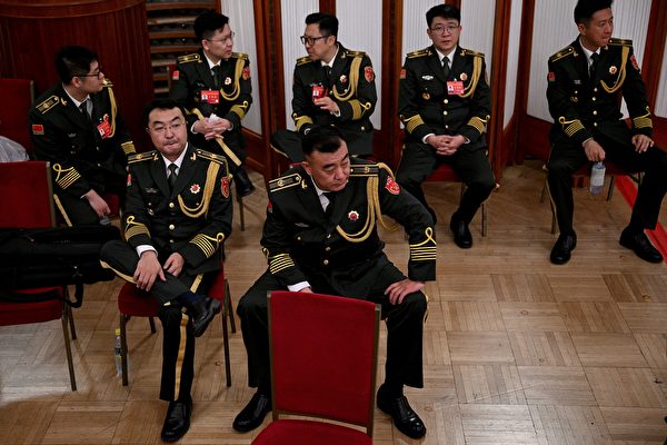 2022年9月30日，中共「十一」招待會上的軍樂隊正等待宴會開始。（Noel Celis/AFP via Getty Images）
