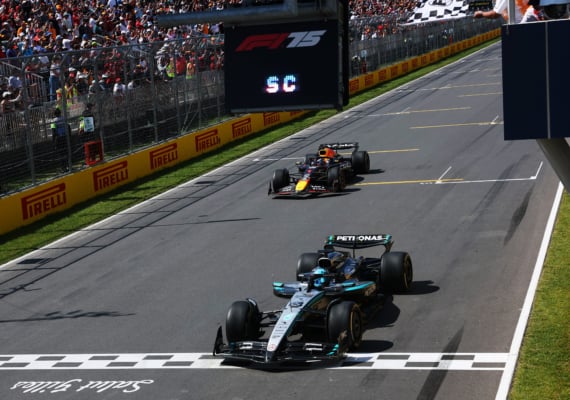 2025年6月15日,F1大獎賽加拿大站正賽,杆位發車的平治英國車手佐治羅素(George Russell)一路領跑,奪得本賽季個人第一個分站冠軍。圖為佐治羅素駕駛平治賽車率先衝線瞬間。(Mark Thompson/Getty Images)