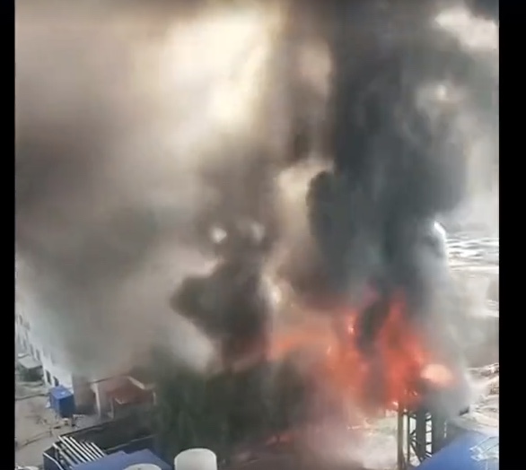黑龍江哈爾濱醫科大二附院爆炸起火，火光沖天。（影片截圖）