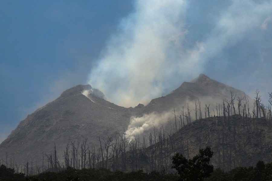 印尼火山噴發 熔岩柱高達兩千米 多人死亡