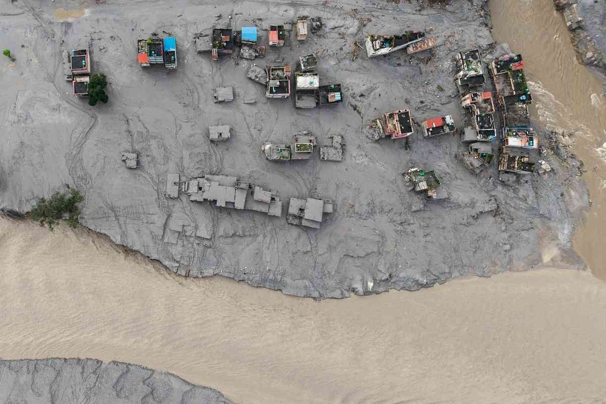2026年8月27日，尼泊爾努瓦科特縣（Nuwakot）德夫加特（Devghat）的許多房屋被淤泥掩埋。此前一天，中國西藏與尼泊爾交界地區突發大規模泥石流及山洪。（Prabin Ranabhat/AFP via Getty Images）
