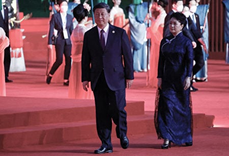 2023年5月18日，習近平和彭麗媛在西安歡迎中亞五國首腦的仿古歡迎儀式上，背景是中共慣用的大紅色。（Florence Lo/POOL/AFP via Getty Images）
