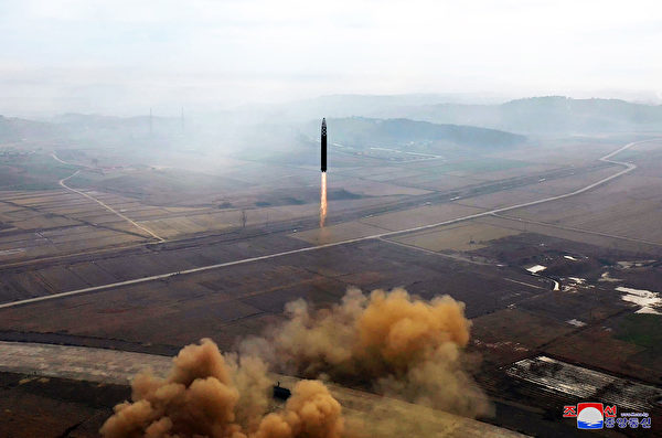 2022年11月19日，北韓官媒朝中社（KCNA）發布了這張拍攝於11月18日的照片，並稱該國在平壤國際機場發射了一枚新的洲際彈道導彈（ICBM）「火星-17」。朝中社稱，金正恩親自監督了平壤這次發射。（STR / KCNA VIA KNS / AFP）