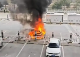 中國一電動汽車充電時著火 燒得只剩骨架