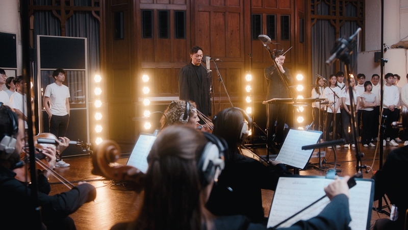 陳奕迅赴英重錄《K歌之王》 錄音室中感動落淚