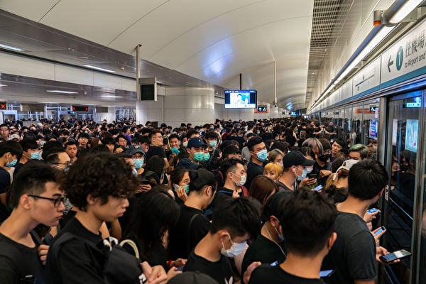 往機場方向的人潮爆滿。（Billy H.C. Kwok/Getty Images）