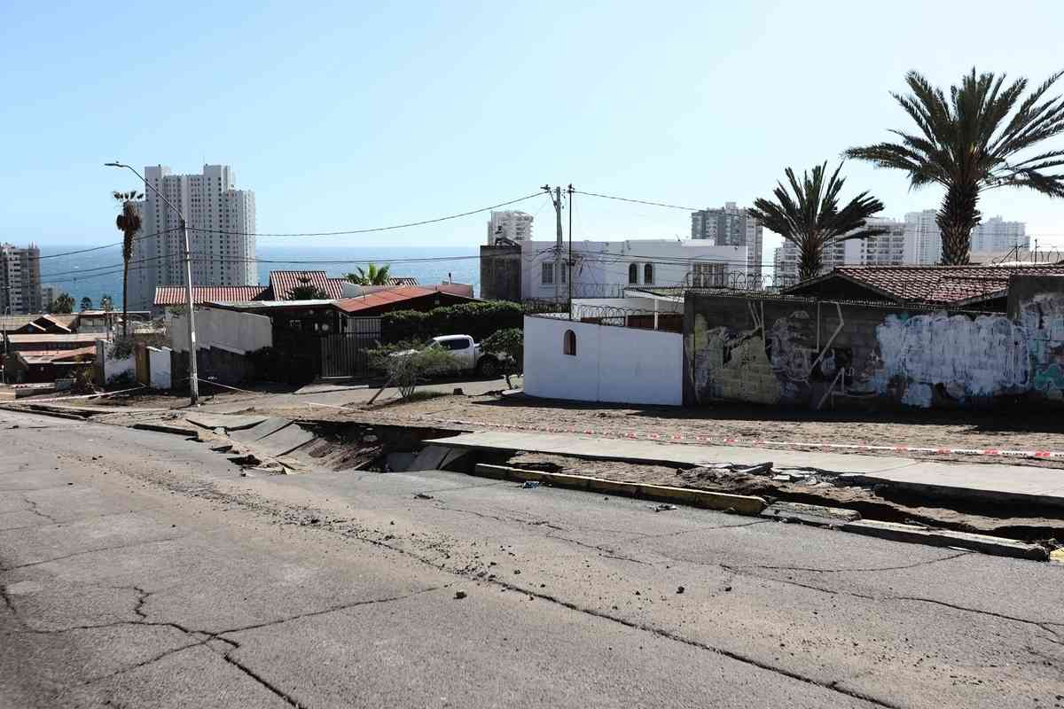 2026年8月19日，智利北部塔拉帕卡大區（Tarapacá）首府伊基克（Iquique），持續強降雨導致一條街道受損。（Alex Diaz/AFP via Getty Images）