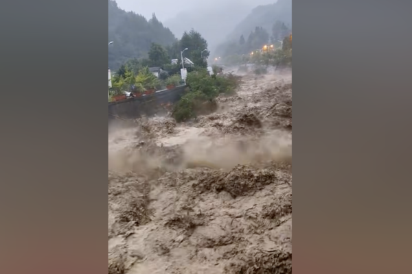 四川汶川突發泥石流交通中斷 有車輛受困