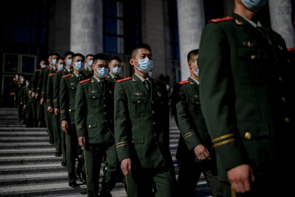 2020年10月23日,在參加完紀念志願軍抗美援朝出國作戰70周年大會後,中共武警列隊走出北京人民大會堂。(Noel Celis/AFP via Getty Images)