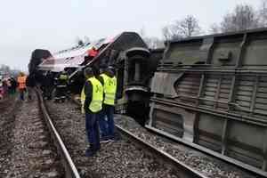 俄羅斯載逾400人列車脫軌 至少7傷