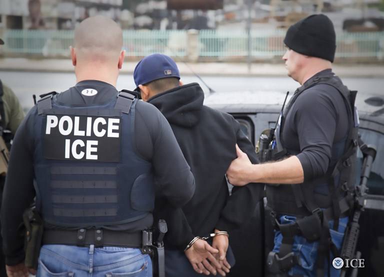 ICE探員在執法。(AFP PHOTO/ICE/Charles Reed)