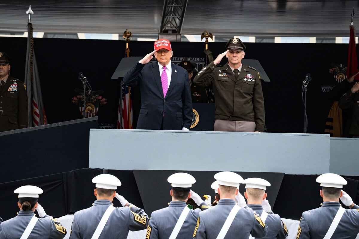 2025年5月24日,美國總統特朗普和司令Steven W. Gilland 中將在紐約西點軍校米奇體育場向西點軍校美國軍事學院的畢業生致敬。 (Samira Bouaou/The Epoch Times)