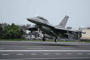 台軍公布監控共軍畫面 F-16戰機瞄準殲-15