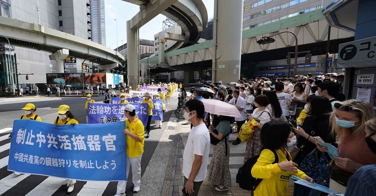 7月17日，日本部份法輪功學員在東京的繁華大街池袋舉行遊行，揭露中共罪行，呼籲制止迫害。（ 盧勇/ 大紀元）