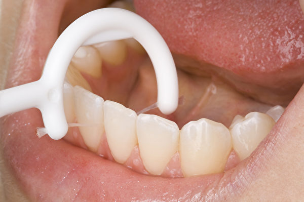 年長者無法靈活使用牙線清齒縫，可以改用較好操成的牙線棒。（Shutterstock）