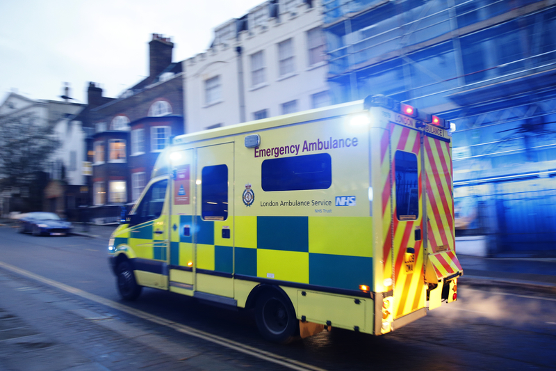 1月3日，英國倫敦卡姆登鎮的皇家免費醫院，一輛待命救護車離開急診部。（Hollie Adams/Getty Images）