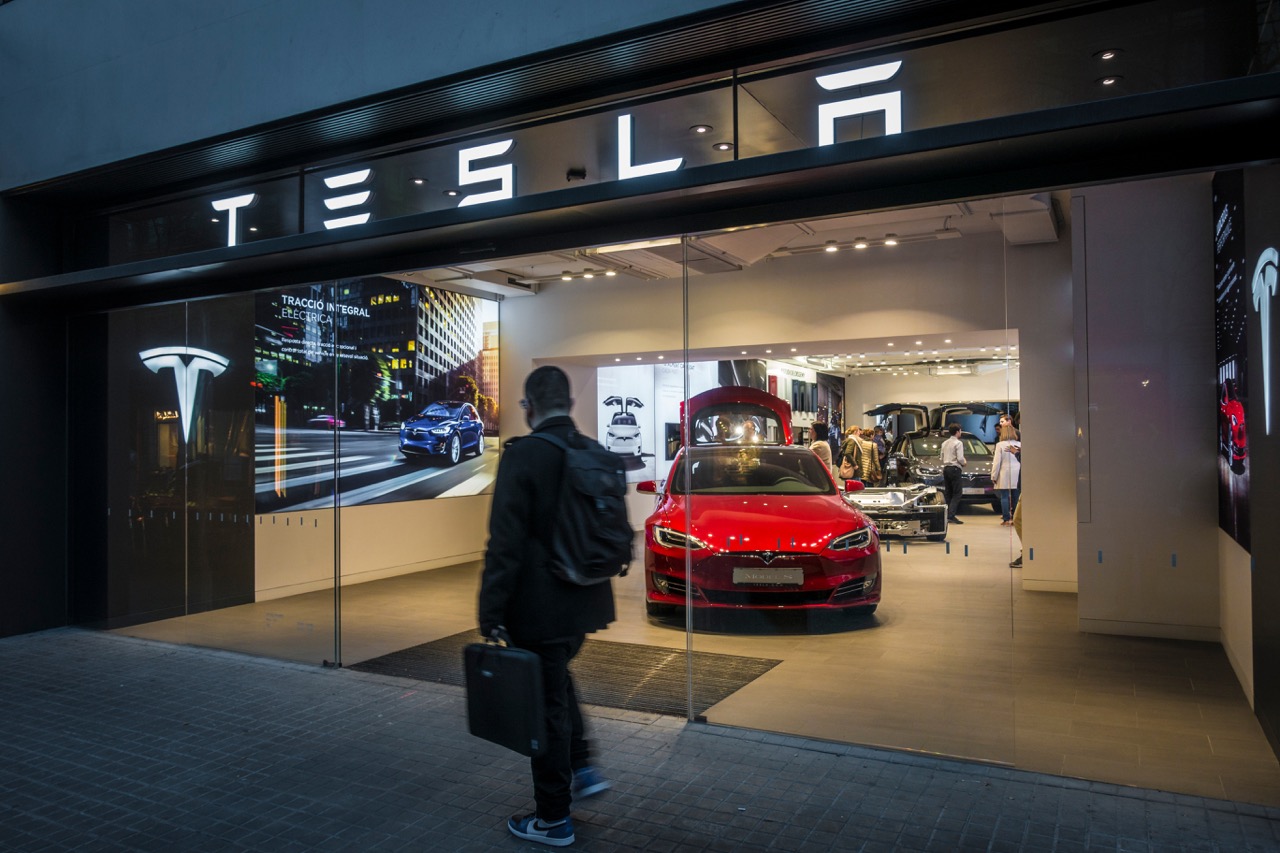 2018年3月，Tesla公司汽車旗艦店在Passeig de Gracia豪華購物街附近，裏面有Tesla標誌和電動汽車模型S和X。（示意圖）