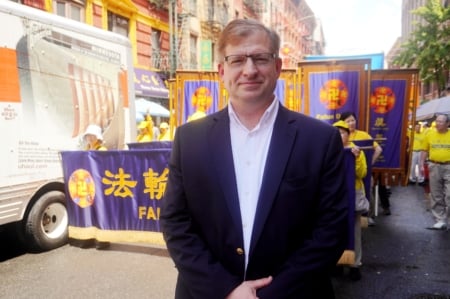 法輪大法訊息中心執行主任布勞迪(Levi Browde)接受《大紀元時報》採訪。(Mark Zou/大紀元)