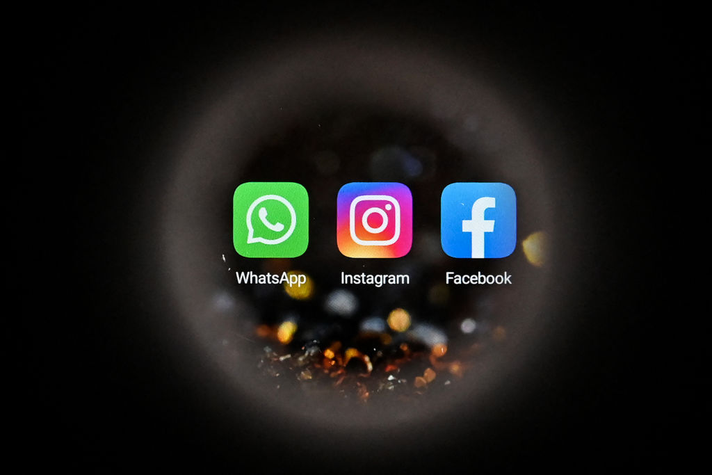 社交媒體Facebook和Instagram將降低俄羅斯官媒帳戶在其平台的排名。圖為2021年10月5日，在俄羅斯莫斯科，一部智能手機的屏幕上顯示著Facebook和Instagram的標誌。（Kirill Kudryavtsev/AFP via Getty Images）