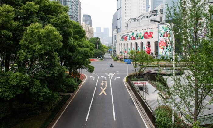 2022年5月30 日中國上海市浦東新冠肺炎疫情封鎖期間的空蕩的道路。（Liu Jin/AFP via Getty Images）