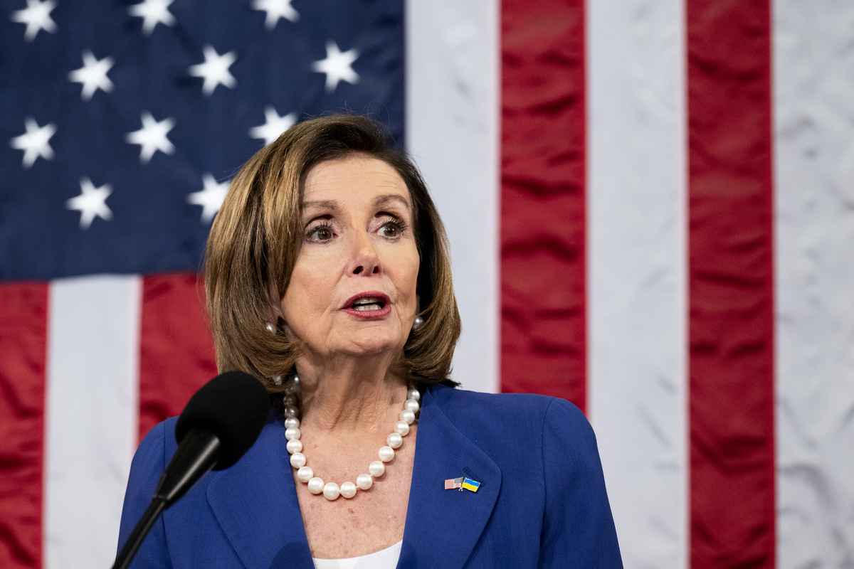 2022年3月1日，美國眾議院議長佩洛西（Nancy Pelosi）在美國國會大廈發言。（Saul Loeb-Pool/Getty Images）