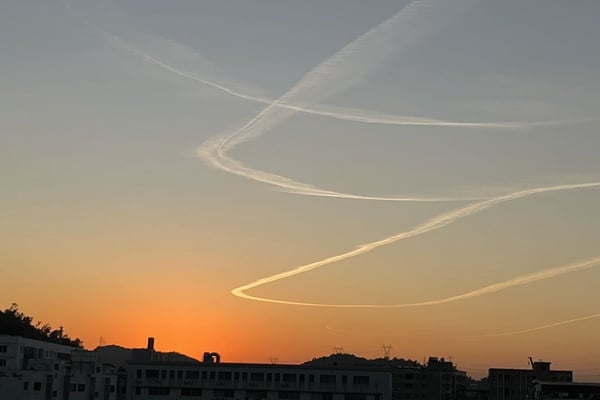 近期，大陸多地城市的上空出現飛機劃出的縱橫交錯的白線。（受訪者提供）