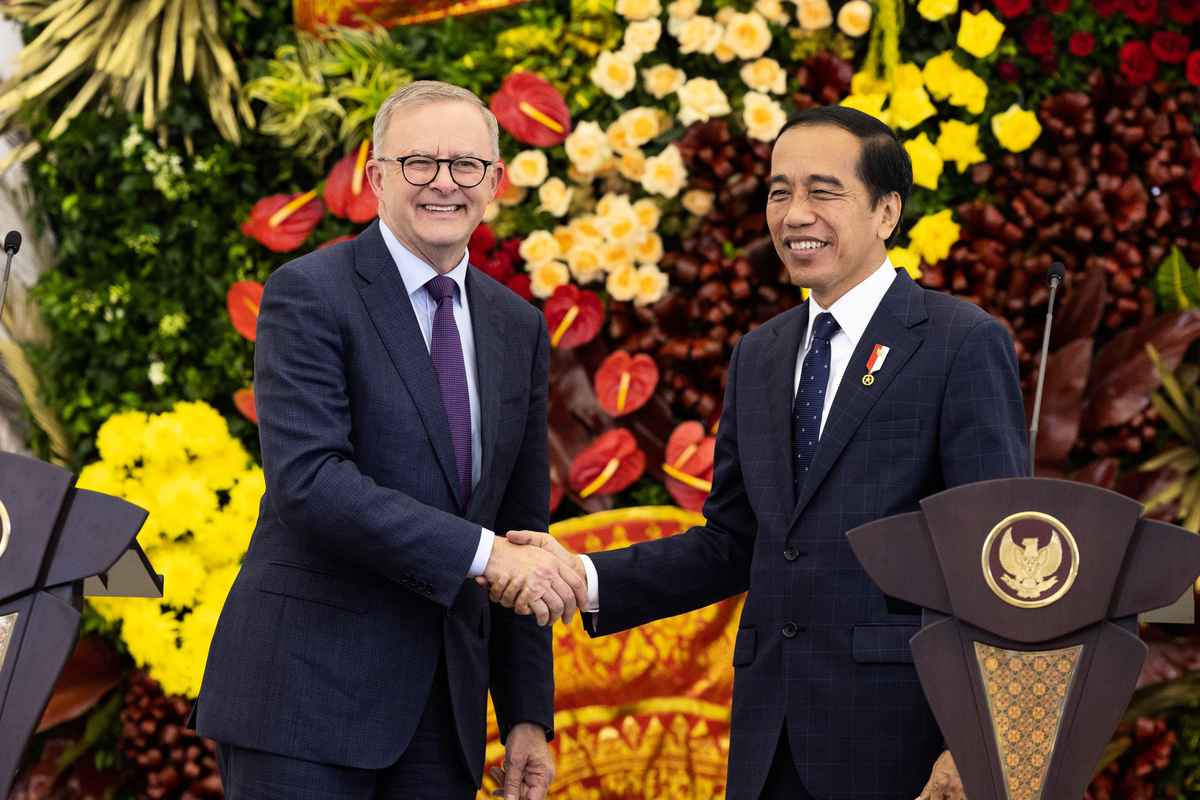 澳洲總理阿爾巴內塞（左）在2022年6月6日和印尼總統維多多（右）舉行會談。（Pool, Alex Ellinghausen/AAP Image）
