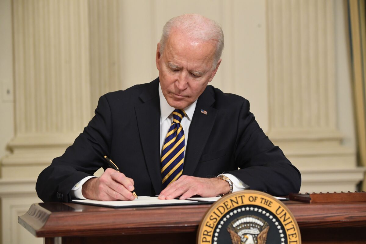 2021年2月24日，美國總統拜登在白宮的國宴廳，簽署了一項關於保障關鍵供應鏈安全的行政命令。（Saul Loeb/AFP via Getty Images）