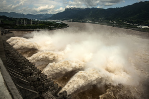 三峽大壩面臨創紀錄洪水襲擊 10孔洩洪